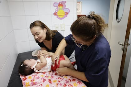 Los niños entre 6 meses y 2 años figuran entre los grupos por vacunar