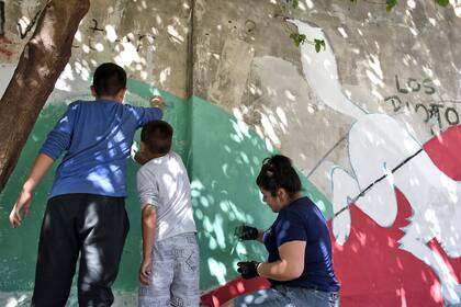 Los niños fueron los más entusiasmados con el proyecto del mural en la calle Luna. Foto: GENTILEZA MDHYH CABA