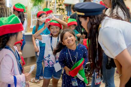 Los niños invitados por United disfrutaron una convivencia y recibieron regalos de Navidad