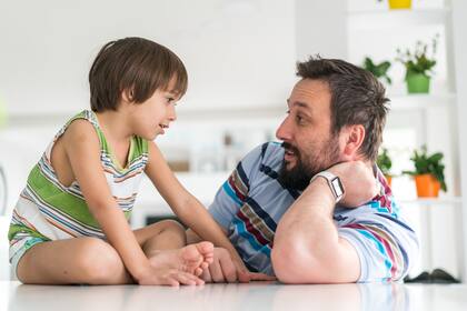Los niños necesitan que los adultos les hablen, les canten, los miren, les respondan, contengan cuando lloran y jueguen con ellos