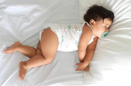 Los niños pequeños no deben dormir boja abajo y las cunas deben estar libres de almohadas, muñecos de peluche y otros objetos