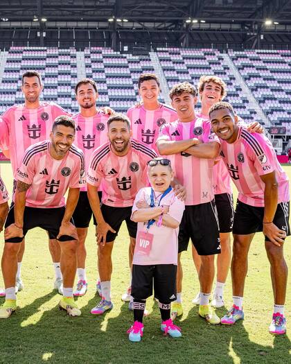 Los niños posaron como jugadores profesionales junto a sus ídolos