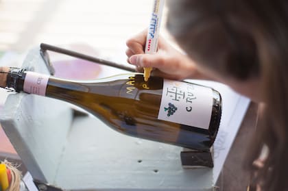 Los niños pueden pintar las etiquetas de los vinos que compren sus padres en Bodega Cruzat.