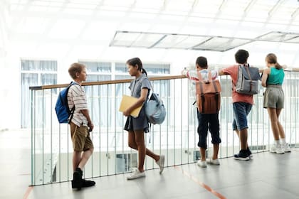 Los niños pueden sufrir consecuencias por llevar peso en su espalda (Foto Pexels)