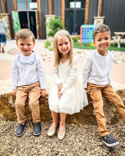 Los niños que adoptó Page; la niña y el niño ubicado a la derecha comparten sangre y lo descubrió a medida que pasó el tiempo