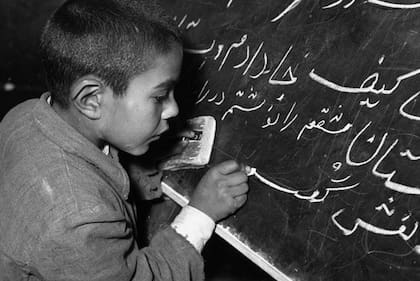 Los niños que aprenden idiomas que se escriben de derecha a izquierda, como el árabe o el farsi, también pueden invertir las letras que perciben como si fueran en otra dirección.