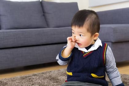 Los niños que aún no han aprendido las normas sociales se dan cuenta rápidamente de que el ajuste entre un dedo y una fosa nasal es bastante bueno