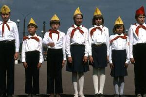 Los niños que pertenecían a Pioneros debían usar pañuelos rojos