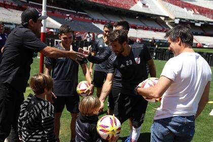 Los niños se llevaron balones autografiados