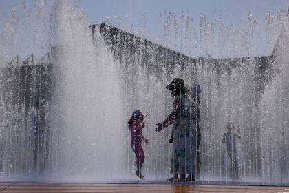 Los niños se refrescan en una fuente afuera del Queen Elizabeth Hall el 19 de julio de 2022 en Londres, Reino Unido