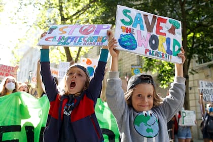 Los niños se suman a la Marcha mundial por el clima, en Londres, el viernes 24 de septiembre de 2021