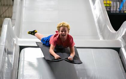 Los niños solo pueden ingresar al parque con la supervisión de un adulto, el cual no necesita pagar un boleto si no va a utilizar las atracciones del lugar