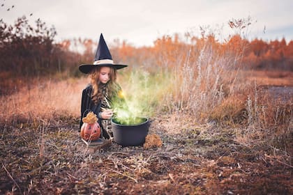Los niños suelen disfracarse de brujas o fantasmas en la noche de Halloween