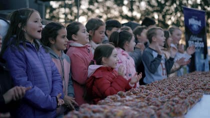 Los niños también festejaron el cumpleaños de su pueblo.