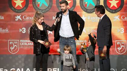 Los niños también subieron al escenario junto a su papá y mientras este intentaba agradecer el premios, ellos se robaban la atención de los presentes con su dulzura y sus ocurrencias