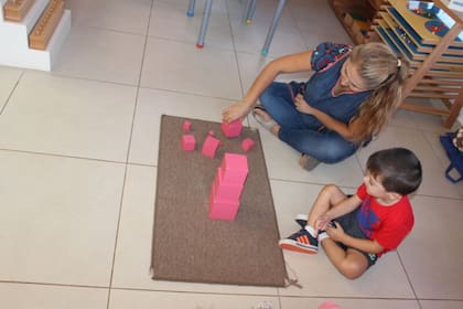 Los niños tienen la libertad de explorar y desarrollar sus potenciales al trabajar con materiales, ya sea independientemente o en grupos, dentro de un Ambiente preparado.