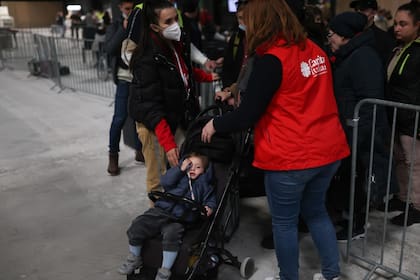 Los niños viajan acompañados por sus madres; sus padres, por la ley marcial, deben permanecer en Ucrania