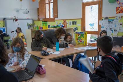 Los niños y adolescentes representan aproximadamente el 8% de los casos notificados (y el 29% de la población mundial), según la OMS