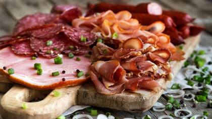 Los nitratos y nitritos agregados a la carne procesada para prevenir el crecimiento bacteriano tienen efectos nocivos en el cuerpo