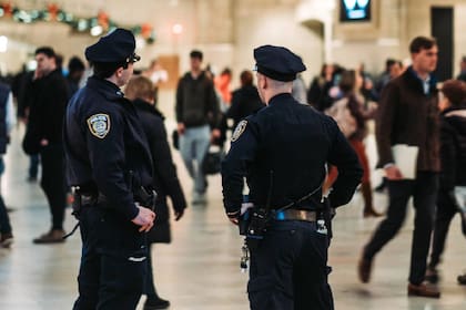 Los niveles de los oficiales de policía en EE.UU. varían de acuerdo con sus años de antigüedad y su preparación académica