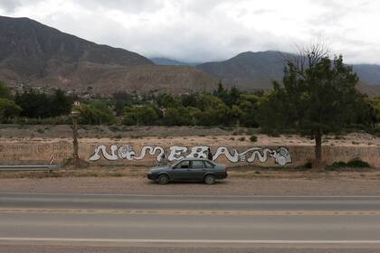 Los "Moskas" estuvieron de gira por el norte del país. Y en uno de los lugares más recónditos y desolados, decidieron frenar el "Moska Móvil" en el aire, hacerlo descender y dejar su huella. Porque ellos no van por la tierra, van por el cielo. Viven elevados