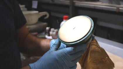 Los nombres de los campeones se graban en la base del trofeo.