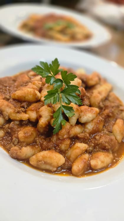 Los ñoquis amasados a mano, uno de los platos suculentos que no fallan
