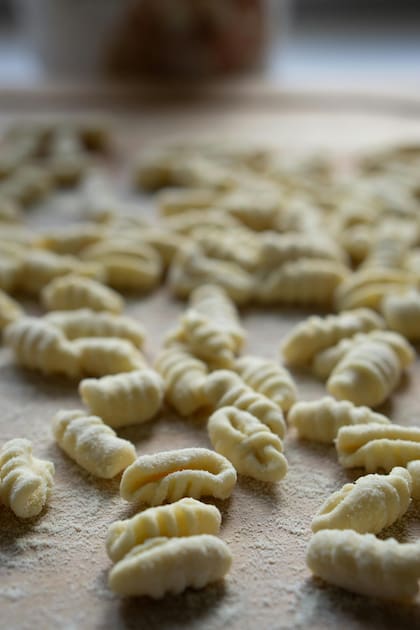 Los ñoquis son un tipo de pasta tradicionalmente romano que durante el paso de los siglos vio modificada su receta hasta la que conocemos hoy en la actualidad en Argentina, siendo una de sus variantes típicas