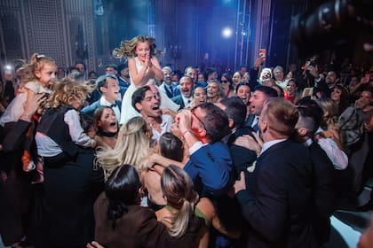 Los novios bailaron al ritmo de la banda Sin Ensayo
junto a sus más íntimos. Durante la comida se sirvió un menú del
chef Gabriel Choperena que se presentó en seis islas con opciones
de fondue de queso, pescados, fiambres, carnes asadas y platos
vegetarianos y veganos y cazuelas de lentejas y osobuco. De postre,
cheesecake de maracuyá con arándanos