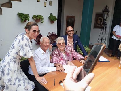 Los novios, Carlos Perciavalle y Jimmy Castilhos, junto a dos de los testigos de la ceremonia civil, Elina y Eduardo Costantini