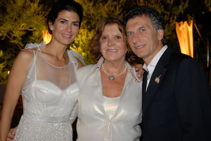 Los novios con Alicia Blanco Villegas, madre de Macri. El gran ausente fue Franco Macri, que a esa hora estaba en Palermo presenciando la primera fecha del Abierto de polo.