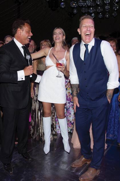 Los novios con Andrés Rey, el imitador de Luis Miguel.