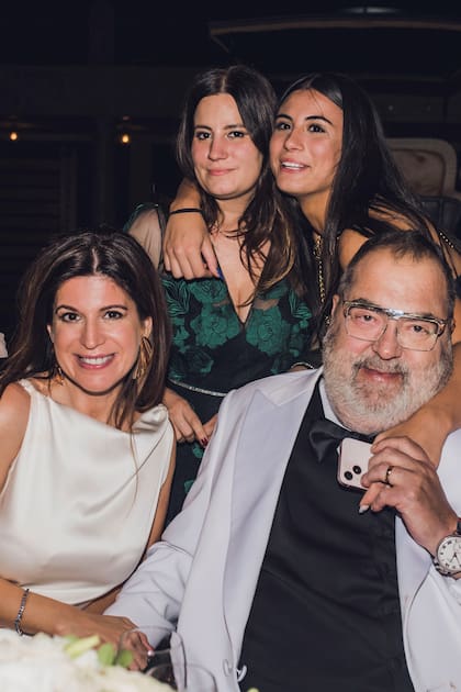 Los novios con Bárbara y Lola, las hijas de Jorge.