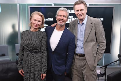 Los novios con el presentador Andy Cohen, quien los entrevistó en su ciclo Radio Andy y le dio su bendición a la relación.