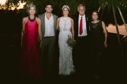 Los novios con la familia de él; su mamá, Teresa Garbesi; su papá, Peteco Ventura; y su hermana, Martina.