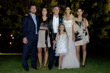 Los novios con sus respectivos hijos: Francisco, Agustina y Gimena por parte del entonces jefe de Gobierno porteño y Valentina, de parte de Awada.