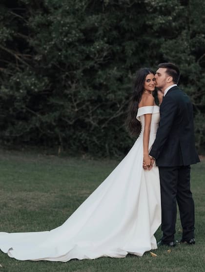 Los novios con toda su elegancia (Foto: @emiliylucius)