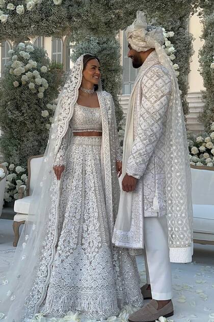 Los novios con tradicionales trajes indios, reversionados, para la segunda celebración de su matrimonio.