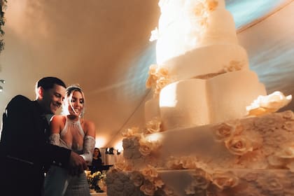 Los novios cortan la torta de once pisos y tres metros y medio de altura, con capas de distintos sabores: vainilla, dulce de leche, guayaba, chocolate Godiva y crema de avellanas.