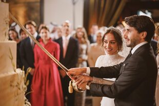 Los novios cortaron la imponente torta de seis pisos con un sable.