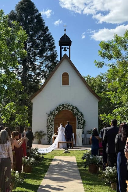 Los novios en el sencillo altar que se montó al aire delante de la capilla
