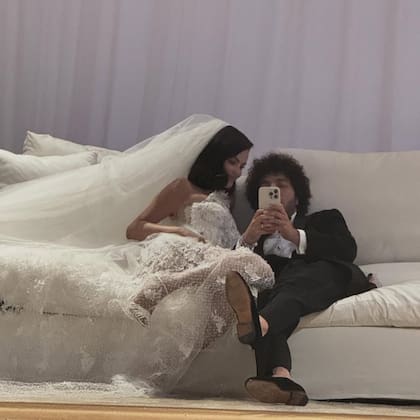 Los novios, en una imagen que Benny Blanco compartió en Instagram