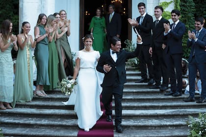 Los novios escoltados por las damas de honor –vestidas
en tonos de verde musgo– y los bestmen. Detrás de los novios, la
mamá de Luisa, Agustina Braun Blaquier, con Jandri Blaquier.