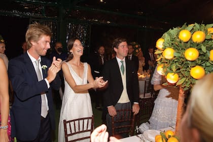 Los novios escuchan, divertidos, el discurso del príncipe Christian de Hannover, uno de los testigos de su boda.