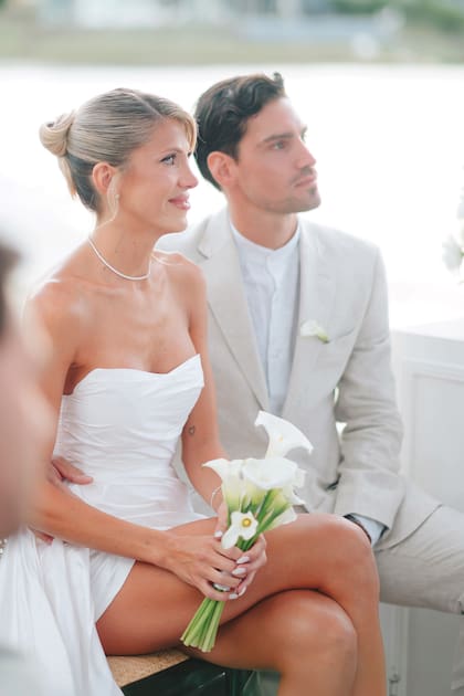 Los novios, felices, atentos y espléndidos, durante la ceremonia