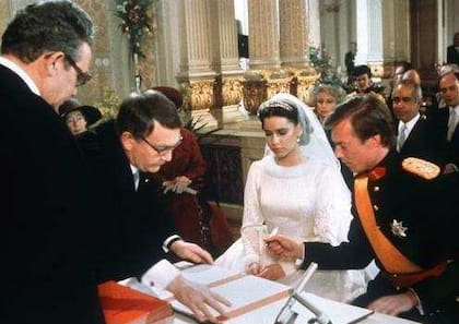 Los novios firman el acta de matrimonio en la catedral de Notre Dame