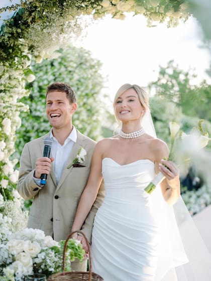 Los novios, frente al altar. Peque, micrófono en mano, leyó sus votos