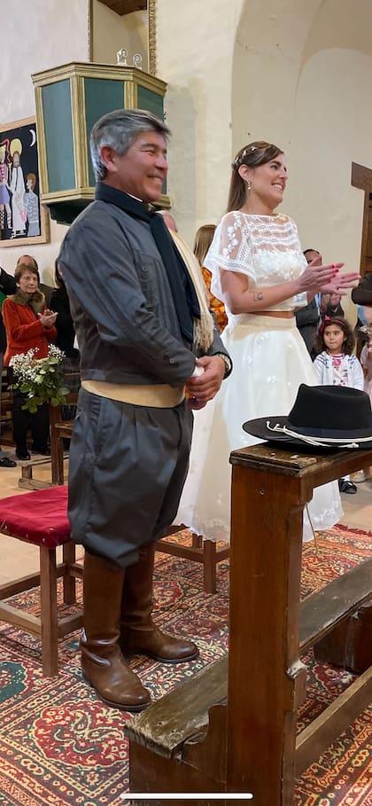 Los novios, Gurí y Cecilia, frente al altar