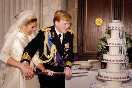 Los novios hicieron el primer corte en la torta nupcial ante los aplausos de representantes de las Casas Reales de todo el mundo.