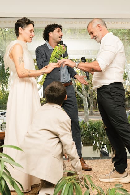 Los novios intercambian los anillos frente a su amigo y actor, Juan Chapur, elegido para oficiar la ceremonia.